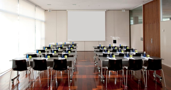 Sala de talleres en formato escuela